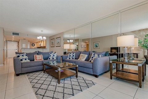 Condo in Miami, Florida, 3 bedrooms  № 1385924 - photo 5