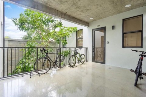 Propiedad comercial en venta en Miami, Florida № 696434 - foto 4