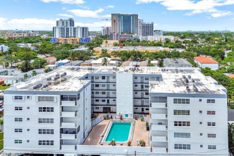 Condo in Hollywood, Florida, 1 bedroom  № 1320632 - photo 1