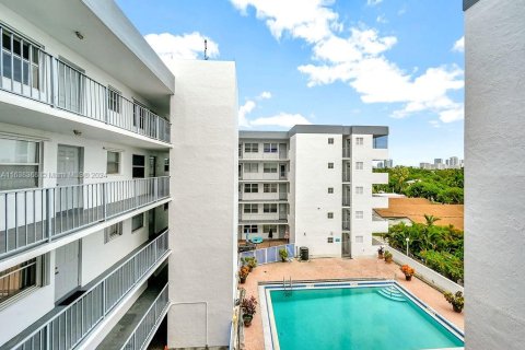 Condo in Hollywood, Florida, 1 bedroom  № 1320632 - photo 11