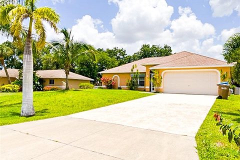 Villa ou maison à vendre à Cape Coral, Floride: 4 chambres, 159.05 m2 № 252956 - photo 2