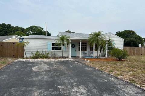 House in Vero Beach, Florida 3 bedrooms, 151.62 sq.m. № 1179535 - photo 18