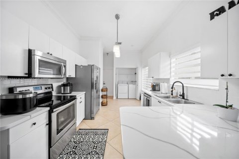 Casa en venta en Miami, Florida, 3 dormitorios, 149.11 m2 № 1400000 - foto 6