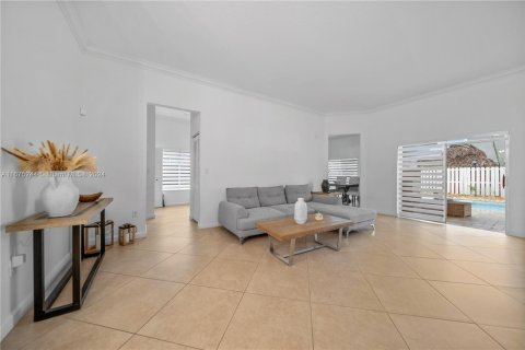 Casa en venta en Miami, Florida, 3 dormitorios, 149.11 m2 № 1400000 - foto 2