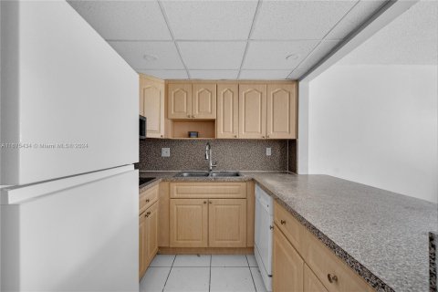 Condo in Hialeah, Florida, 2 bedrooms  № 1400002 - photo 12