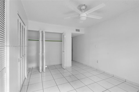 Condo in Hialeah, Florida, 2 bedrooms  № 1400002 - photo 10