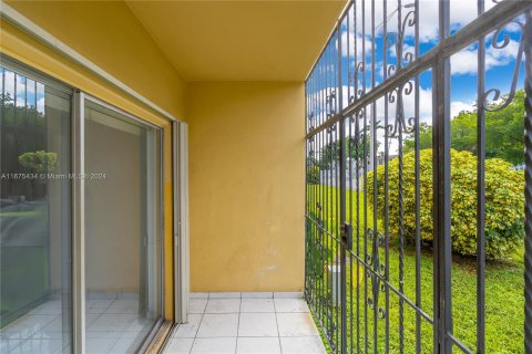 Condo in Hialeah, Florida, 2 bedrooms  № 1400002 - photo 15