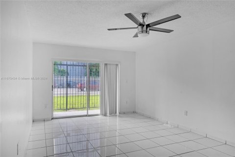 Condo in Hialeah, Florida, 2 bedrooms  № 1400002 - photo 4