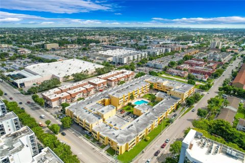 Condo in Hialeah, Florida, 2 bedrooms  № 1400002 - photo 17