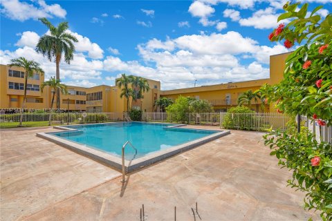 Condo in Hialeah, Florida, 2 bedrooms  № 1400002 - photo 1