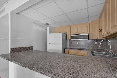 Condo in Hialeah, Florida, 2 bedrooms  № 1400002 - photo 13