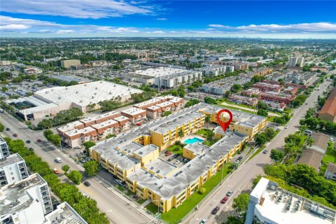 Condo in Hialeah, Florida, 2 bedrooms  № 1400002 - photo 16