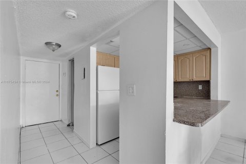 Condo in Hialeah, Florida, 2 bedrooms  № 1400002 - photo 14