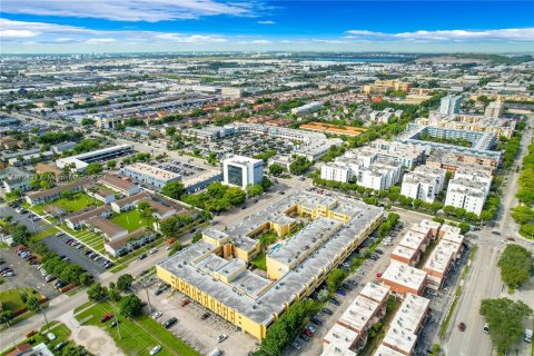 Condo in Hialeah, Florida, 2 bedrooms  № 1400002 - photo 21