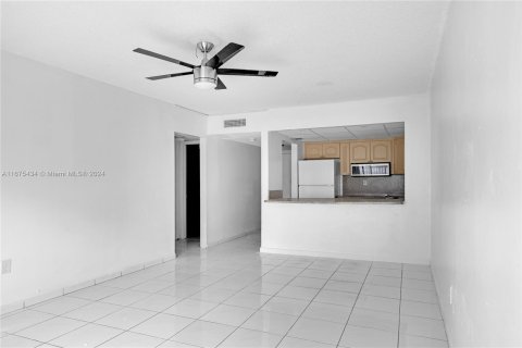 Condo in Hialeah, Florida, 2 bedrooms  № 1400002 - photo 5