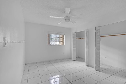 Condo in Hialeah, Florida, 2 bedrooms  № 1400002 - photo 8