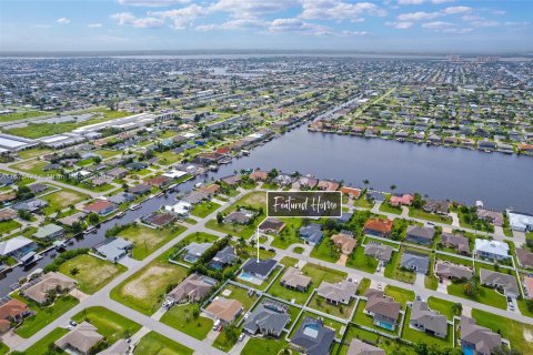 Casa en venta en Cape Coral, Florida, 3 dormitorios, 173.63 m2 № 1399999 - foto 2