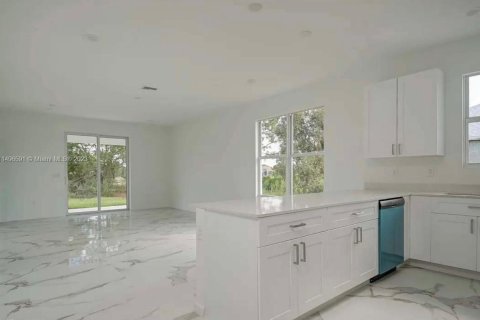 Villa ou maison à vendre à Lehigh Acres, Floride: 4 chambres, 142.51 m2 № 874141 - photo 3