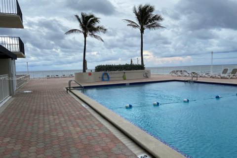 Condo in Palm Beach, Florida, 2 bedrooms  № 1282841 - photo 1