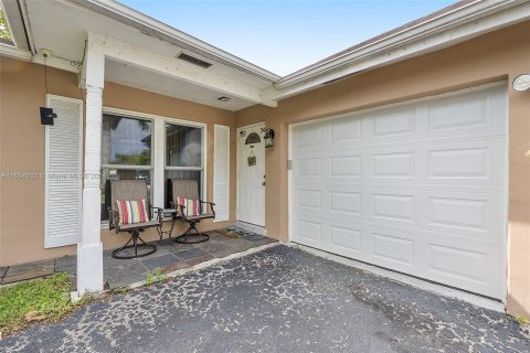 House in Sunrise, Florida 3 bedrooms, 133.04 sq.m. № 1355466 - photo 4