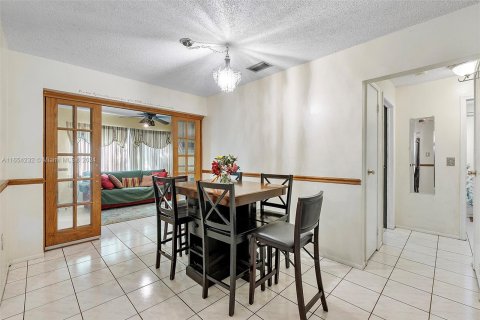 House in Sunrise, Florida 3 bedrooms, 133.04 sq.m. № 1355466 - photo 9