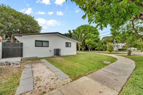 House in Miami, Florida 4 bedrooms, 182 sq.m. № 1221139 - photo 3