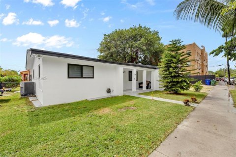 House in Miami, Florida 4 bedrooms, 182 sq.m. № 1221139 - photo 1