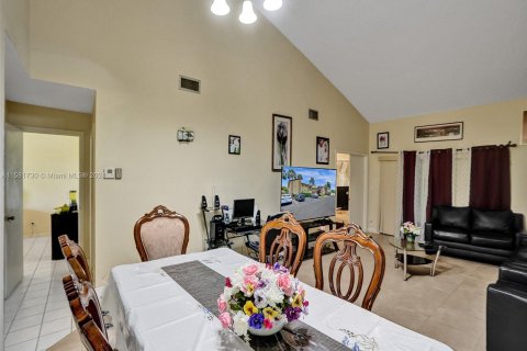 Condo in Tamarac, Florida, 2 bedrooms  № 1171564 - photo 9