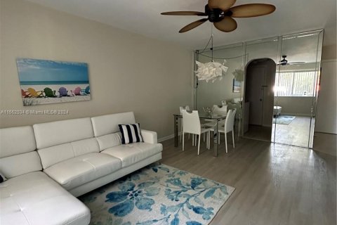 Condo in Fort Lauderdale, Florida, 1 bedroom  № 1370414 - photo 19