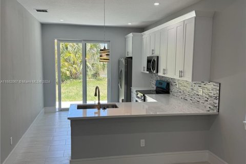 Casa en alquiler en St. Lucie, Florida, 3 dormitorios № 1370415 - foto 2