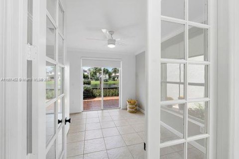 House in Doral, Florida 4 bedrooms, 249.16 sq.m. № 1370375 - photo 6