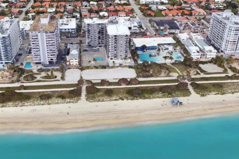 Condominio en alquiler en Surfside, Florida, 1 dormitorio, 79.62 m2 № 1370374 - foto 1