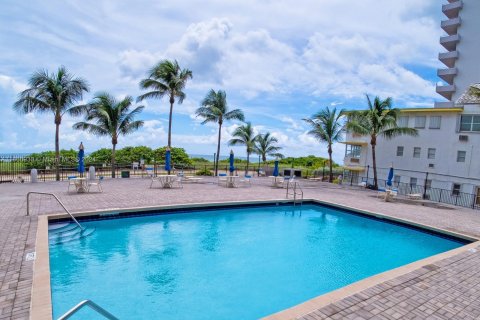 Copropriété à louer à Surfside, Floride: 1 chambre, 79.62 m2 № 1370374 - photo 16