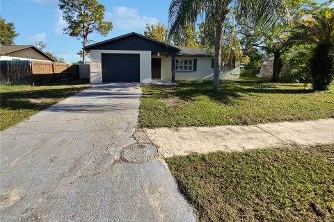 House in New Port Richey, Florida 4 bedrooms, 190.82 sq.m. № 1347051 - photo 1