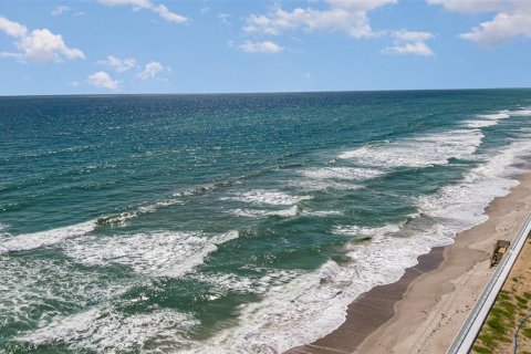 Condo in Satellite Beach, Florida, 2 bedrooms  № 1377782 - photo 8