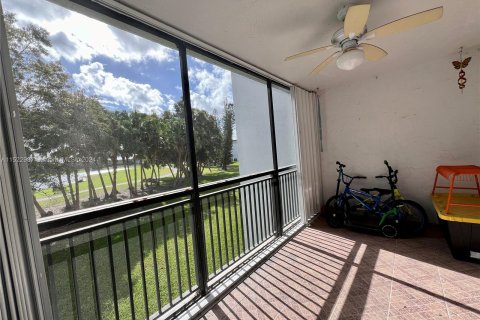 Condo in Weston, Florida, 2 bedrooms  № 975963 - photo 25