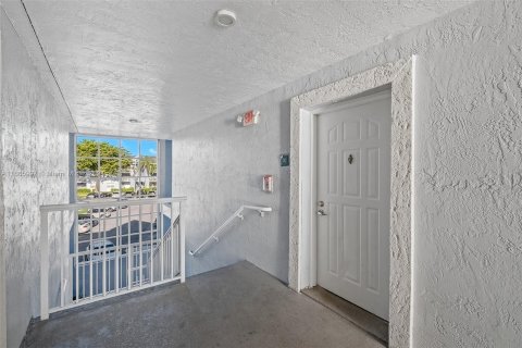 Condo in Cutler Bay, Florida, 2 bedrooms  № 1380567 - photo 1