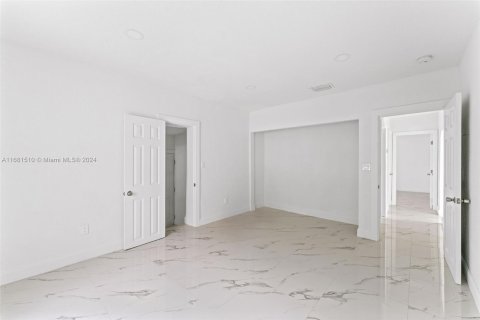 Propiedad comercial en venta en Miami, Florida, 201.32 m2 № 1412224 - foto 14