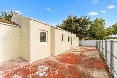 Propiedad comercial en venta en Miami, Florida, 201.32 m2 № 1412224 - foto 3