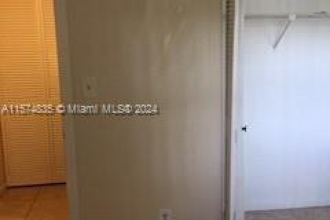 Condo in Miramar, Florida, 2 bedrooms  № 1141768 - photo 12