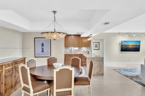 Condo in Miami, Florida, 2 bedrooms  № 1384476 - photo 25