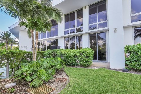 Townhouse in North Miami Beach, Florida 3 bedrooms, 194.44 sq.m. № 1171726 - photo 1