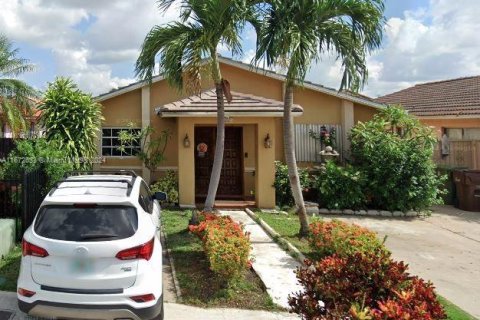 House in Hialeah, Florida 3 bedrooms, 117.06 sq.m. № 1395056 - photo 2