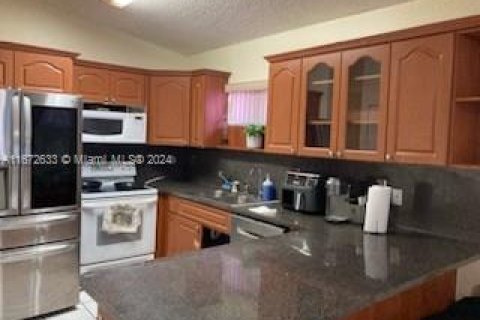 House in Hialeah, Florida 3 bedrooms, 117.06 sq.m. № 1395056 - photo 3