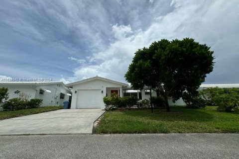 House in Boynton Beach, Florida 2 bedrooms, 122.35 sq.m. № 1345324 - photo 1