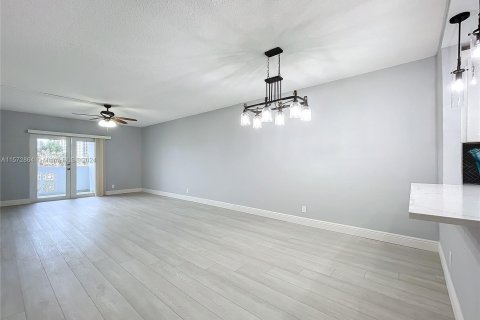 Copropriété à vendre à Hollywood, Floride: 2 chambres, 99.41 m2 № 1141666 - photo 16