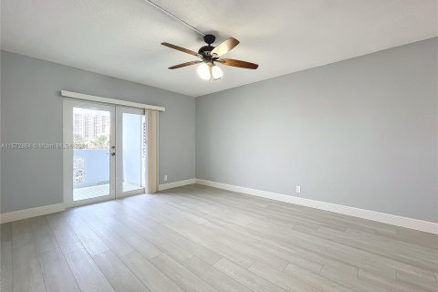 Condo in Hollywood, Florida, 2 bedrooms  № 1141666 - photo 15