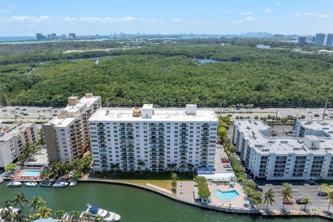 Condo in North Miami Beach, Florida, 1 bedroom  № 1327715 - photo 24