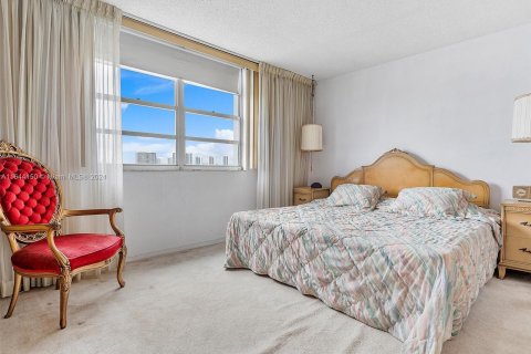 Condo in North Miami Beach, Florida, 1 bedroom  № 1327715 - photo 11