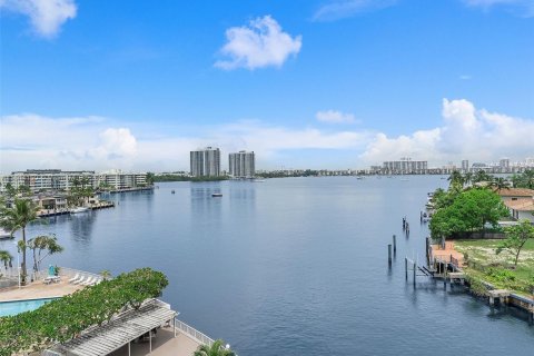 Condo in North Miami Beach, Florida, 1 bedroom  № 1327715 - photo 2